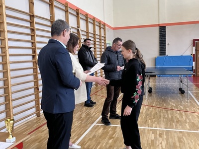 Wicestarosta oraz Dyrektor SP Radzieję wręczają nagrodę zawodniczce