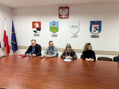 członkowie Rady Działalności Pożytku Publicznego Powiatu Węgorzewskiego siedzą przy stole w sali konferencyjnej - trwają obrady 