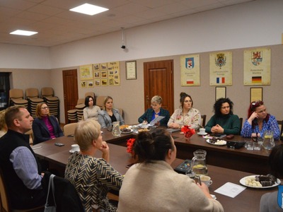 uczestnicy spotkania siedzą przy stole w sali konferencyjnej w Urzędzie Miejskim w Węgorzewie