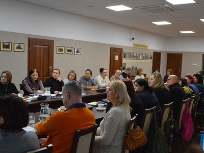 uczestnicy spotkania siedzą przy stole w sali konferencyjnej w Urzędzie Miejskim w Węgorzewie 