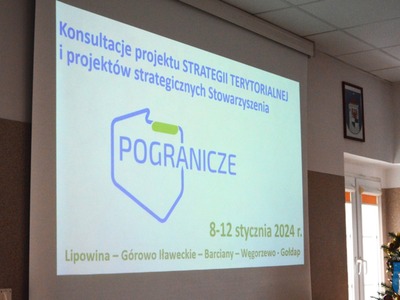 uczestnicy spotkania siedzą przy stole w sali konferencyjnej w Urzędzie Miejskim w Węgorzewie 