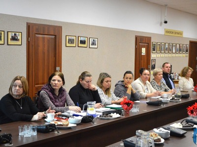uczestnicy spotkania siedzą przy stole w sali konferencyjnej w Urzędzie Miejskim w Węgorzewie 