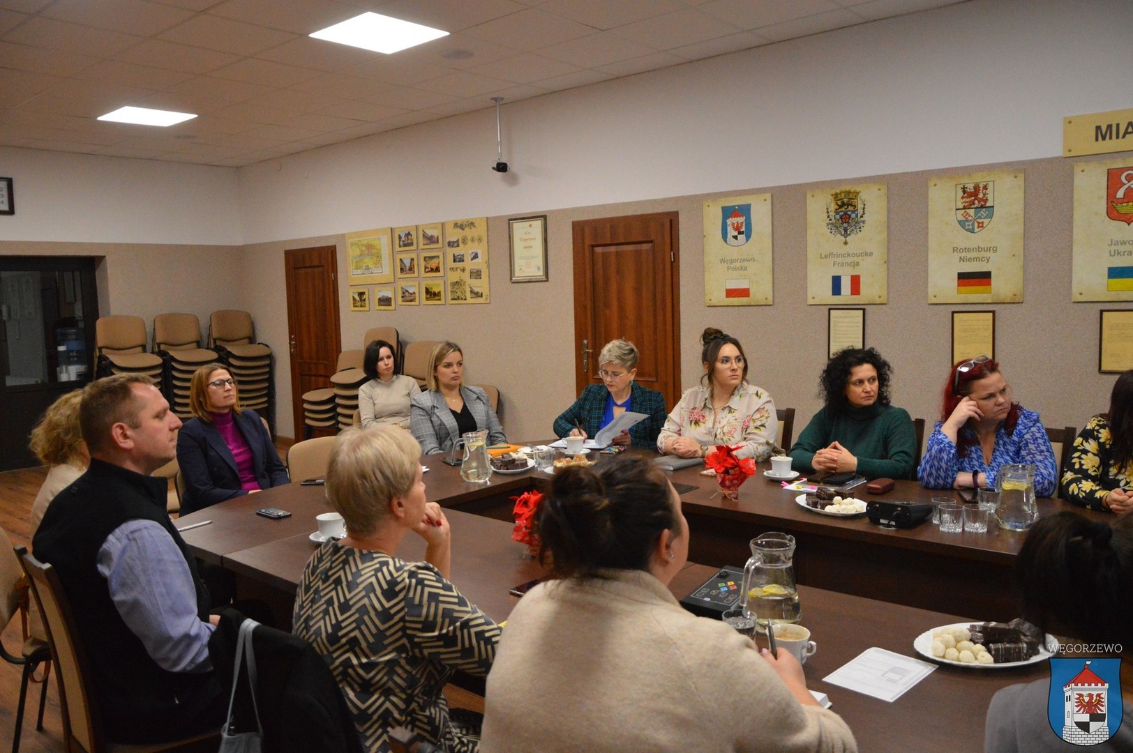 uczestnicy spotkania siedzą przy stole w sali konferencyjnej w Urzędzie Miejskim w Węgorzewie