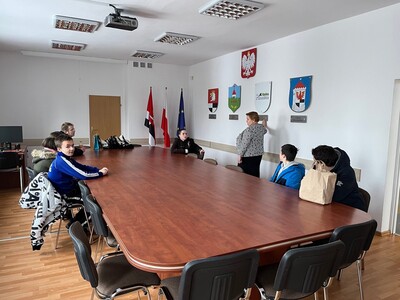 młodzież z SOSW podczas wizyty w Starostwie Powiatowym w Węgorzewie