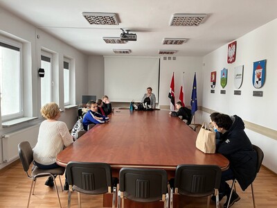 młodzież z SOSW podczas wizyty w Starostwie Powiatowym w Węgorzewie