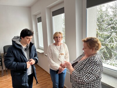 młodzież z SOSW podczas wizyty w Starostwie Powiatowym w Węgorzewie