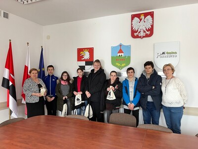 młodzież z SOSW podczas wizyty w Starostwie Powiatowym w Węgorzewie