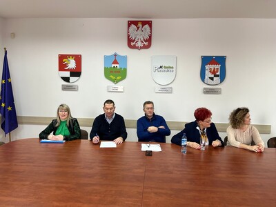 członkowie Rady Działalności Pożytku Publicznego Powiatu Węgorzewskiego siedzą przy stole w sali konferencyjnej - trwają obrady 