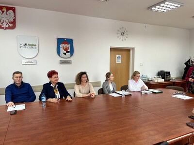 członkowie Rady Działalności Pożytku Publicznego Powiatu Węgorzewskiego siedzą przy stole w sali konferencyjnej - trwają obrady 