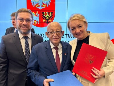 uroczyste podpisanie Porozumienia Terytorialnego - osoby uczestniczące w wydarzeniu stoją pozując do wspólnego zdjęcia pamiątkowego 