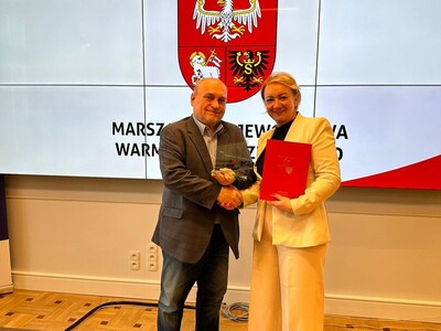uroczyste podpisanie Porozumienia Terytorialnego - osoby uczestniczące w wydarzeniu stoją pozując do wspólnego zdjęcia pamiątkowego 