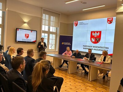 uroczyste podpisanie Porozumienia Terytorialnego - osoby uczestniczące w wydarzeniu stoją pozując do wspólnego zdjęcia pamiątkowego 