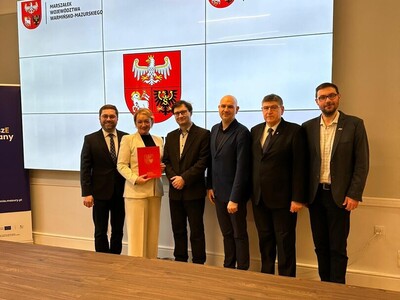 uroczyste podpisanie Porozumienia Terytorialnego - osoby uczestniczące w wydarzeniu stoją pozując do wspólnego zdjęcia pamiątkowego 