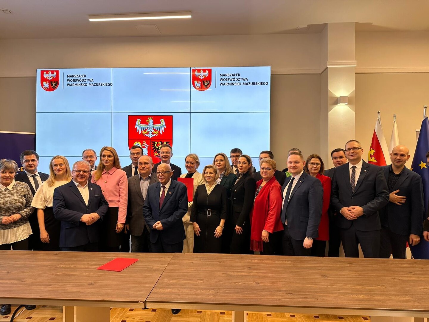 uroczyste podpisanie Porozumienia Terytorialnego - osoby uczestniczące w wydarzeniu stoją pozując do wspólnego zdjęcia pamiątkowego 