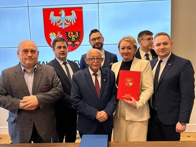uroczyste podpisanie Porozumienia Terytorialnego - osoby uczestniczące w wydarzeniu stoją pozując do wspólnego zdjęcia pamiątkowego 
