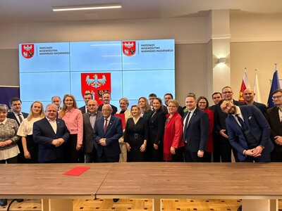 uroczyste podpisanie Porozumienia Terytorialnego - osoby uczestniczące w wydarzeniu stoją pozując do wspólnego zdjęcia pamiątkowego 