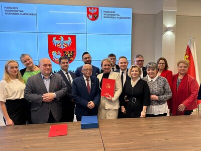 uroczyste podpisanie Porozumienia Terytorialnego - osoby uczestniczące w wydarzeniu stoją pozując do wspólnego zdjęcia pamiątkowego 