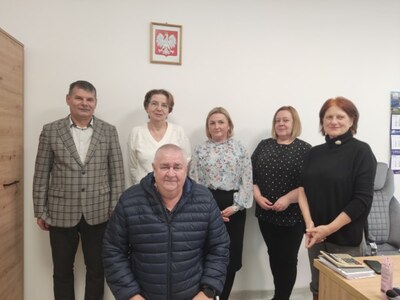 Członkowie Społecznej Rady ds. Osób Niepełnosprawnych w Powiecie Węgorzewskim wraz z Wicestarostą  oraz Dyrektorem PCPR w Węgorzewie