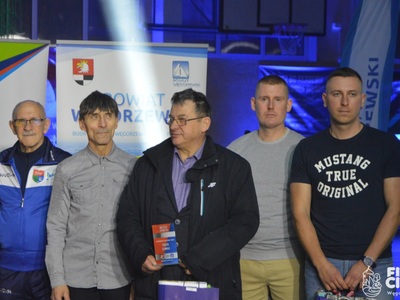 Wyróżnieni sportowy na scenie, w tle banery powiatu węgorzewskiego