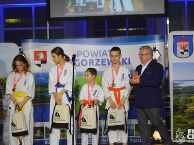 na scenie wyróżniony zespół Kyokushin Karate z Burmistrzem Węgorzewa