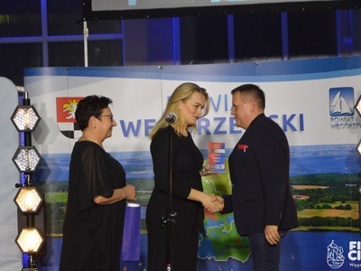 Przewodnicząca Rady Powiatu oraz Zastępca Burmistrza wręczają statuetkę Pasjonata Sportu dla Grzegorza Pykały