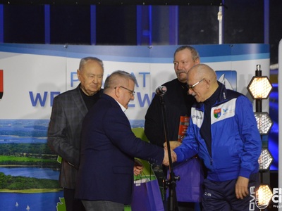 Burmistrz wręczający nagrodę dla trenera 