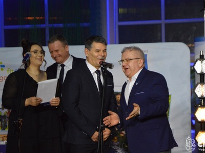 Na zdjęciu wicestarosta wraz z burmistrzem w tle prowadzący gale Mistrz Sportu 2023
