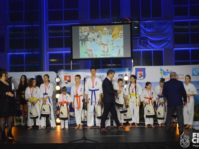 na scenie wyróżniony zespół Kyokushin Karate wraz z Wicestarostą oraz Burmistrzem 