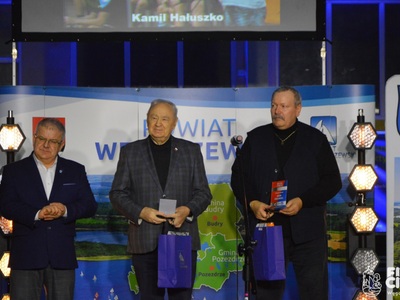 Na scenie od lewej Burmistrz Węgorzewa, pan Wiesław Pietrzak oraz pan Adam Kozłowski.  