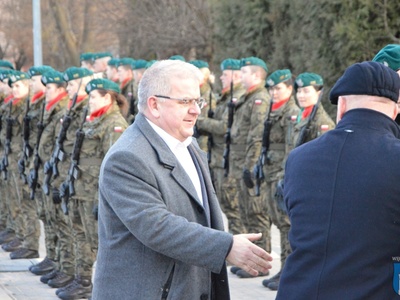 Na zdjęciu Burmistrz Węgorzewa w tle żołnierze 1 BA w Węgorzewie 