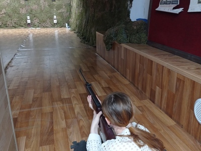 zawodniczka podczas oddawania strzału