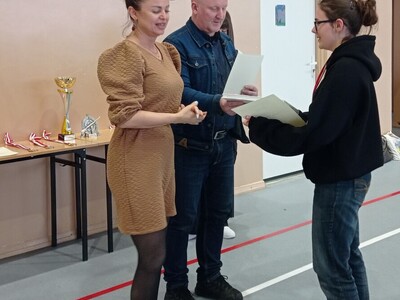 wręczenie nagród na zdjęciu Pani Dyrektor ZSO w Węgorzewie oraz nauczyciel wychowania fizycznego wraz z uczennicą biorąca udział w zawodach