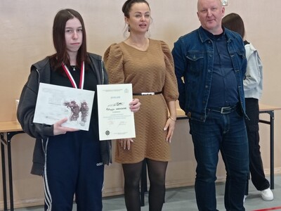 wręczenie nagród na zdjęciu Pani Dyrektor ZSO w Węgorzewie oraz nauczyciel wychowania fizycznego wraz z uczennicą biorąca udział w zawodach