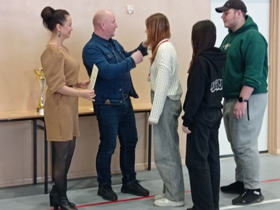 wręczenie nagród na zdjęciu Pani Dyrektor ZSO w Węgorzewie oraz nauczyciel wychowania fizycznego wraz z uczennicami biorącymi udział w zawodach