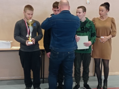 wręczenie nagród na zdjęciu Pani Dyrektor ZSO w Węgorzewie oraz nauczyciel wychowania fizycznego wraz z uczniami biorącymi udział w zawodach