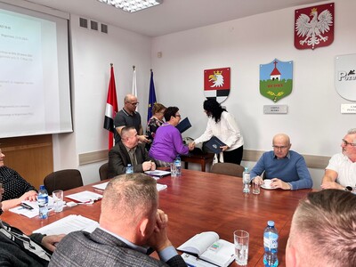 Mama Michała Kijeskiego- lekkoatlety odbiera stypendium z rąk Starosty Węgorzewskiego i Przewodniczącej Rady Powiatu