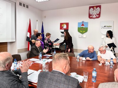 Mama Magdaleny Banasiewicz- lekkoatletki z odbiera stypendium w imieniu córki.