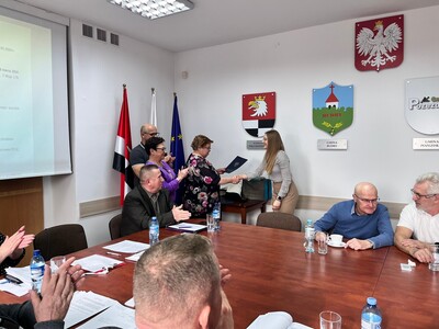 Siostra Huberta Nazarowicza-- lekkoatlety odbiera stypendium w imieniu brata.