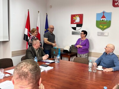 Trener lekkoatletów odbiera podziękowania z rąk Starosty Węgorzewskiego i Przewodniczącej Rady Powiatu. 