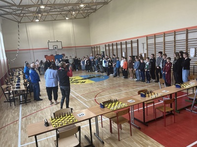 otwarcie zawodów po prawej stronie zawodnicy, na lewo dyrekcja wraz z przedstawicielami CWKS Vęgoria