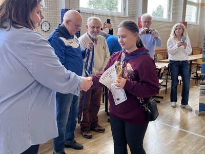 Dyrektor SP Perły wręcza puchar zawodniczce