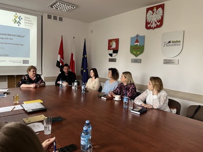 członkowie Zespołu ds. Ekonomii Społecznej w Powiecie Węgorzewskim podczas posiedzenia 