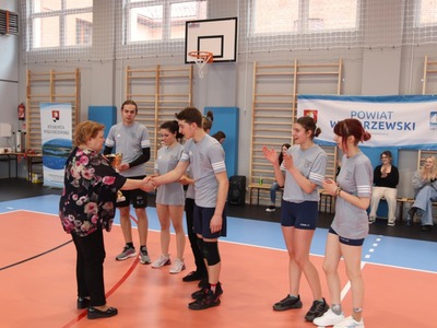 Starosta Węgorzewski wręcza puchar zwycięzcom turnieju 