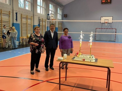 na zdjęciu stolik z tortem w tle Starosta Węgorzewski, Wicestarosta oraz Przewodnicząca Rady Powiatu