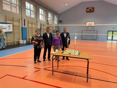 na zdjęciu stolik z tortem w tle Starosta Węgorzewski, Wicestarosta, Przewodnicząca Rady Powiatu oraz Dyrektor ZSZ w Węgorzewie