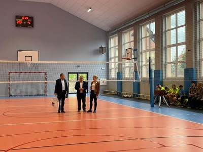 na boisku Dyrektor ZSZ w Węgorzewie wraz z Burmistrzem Węgorzewa oraz Zastępcą, dookoła zaproszeni goście wraz z uczniami