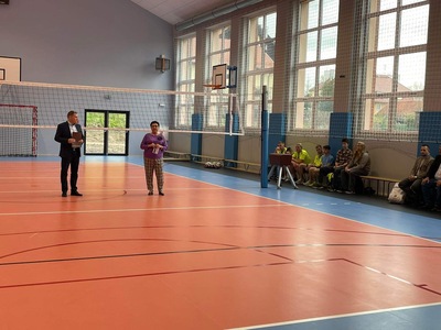 na boisku Dyrektor ZSZ w Węgorzewie wraz z Przewodniczącą Rady Powiatu, po prawej stronie uczniowie ZSZ w Węgorzewie