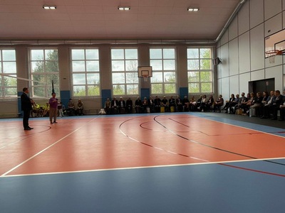 na boisku Dyrektor ZSZ w Węgorzewie wraz z Przewodniczącą Rady Powiatu, dookoła zaproszeni goście wraz z uczniami