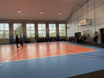 na boisku Dyrektor ZSZ w Węgorzewie wraz z Starostą Węgorzewskim, dookoła zaproszeni goście wraz z uczniami