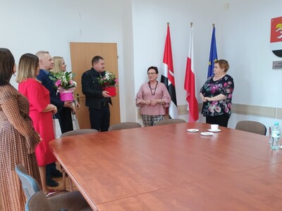 kierownicy jednostek wręczają prezenty dla Starosty i Przewodniczącej Rady Powiatu